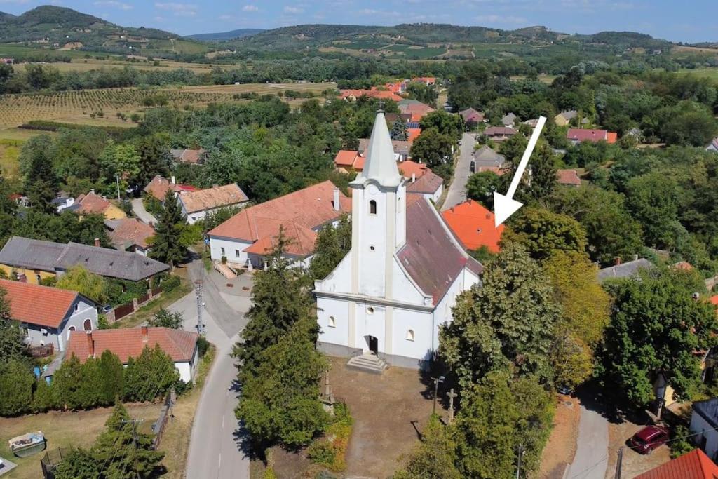 Parokia Apartman Es Coworking A Balaton Mellett Kaptalantoti Exterior photo