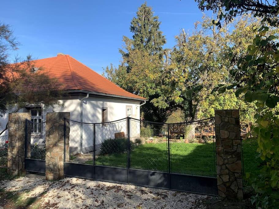Parokia Apartman Es Coworking A Balaton Mellett Kaptalantoti Exterior photo