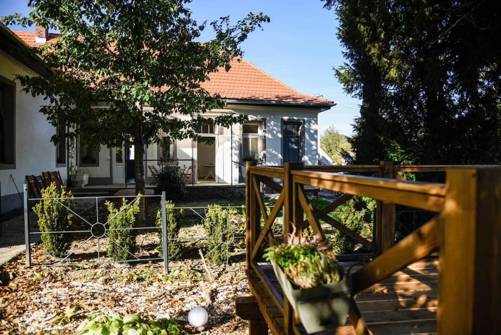Parokia Apartman Es Coworking A Balaton Mellett Kaptalantoti Exterior photo
