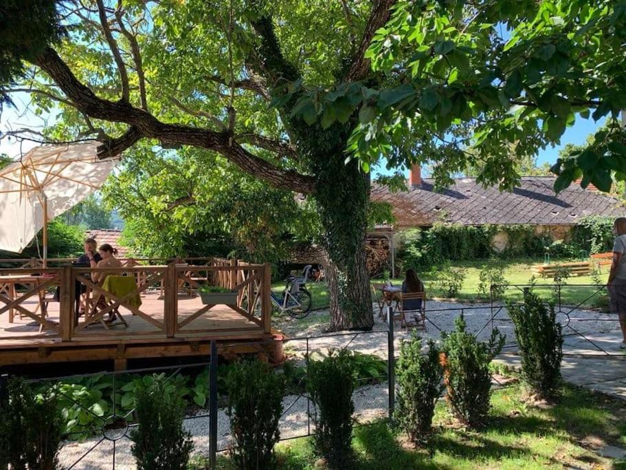 Parokia Apartman Es Coworking A Balaton Mellett Kaptalantoti Exterior photo